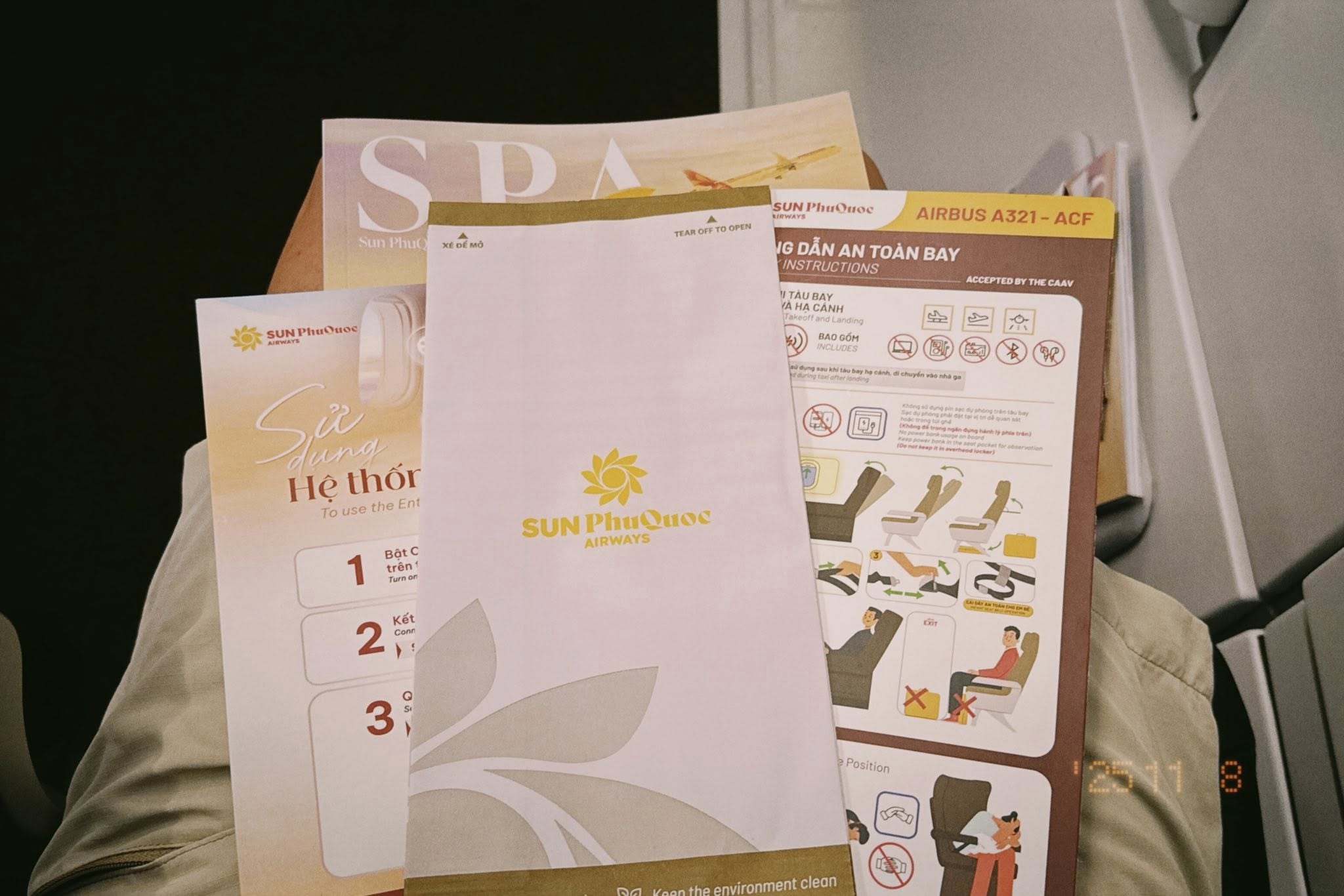 Hướng dẫn an toàn, tạp chí, wifi, túi nôn
